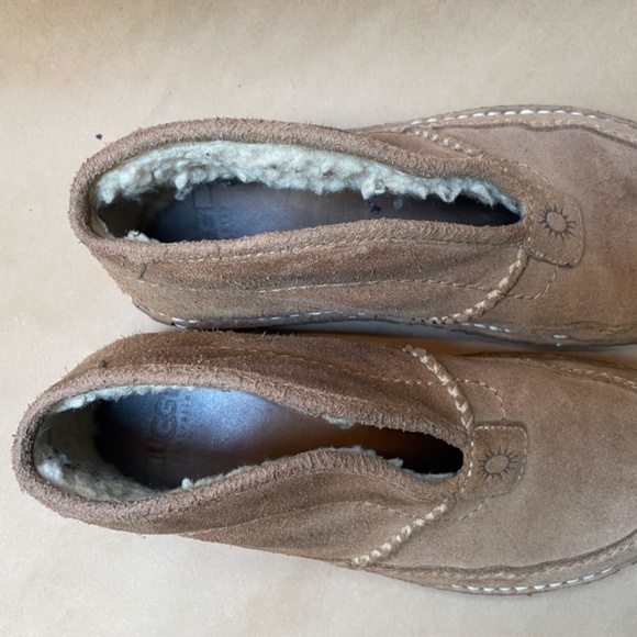 Uggs - Picture 2 of 2
